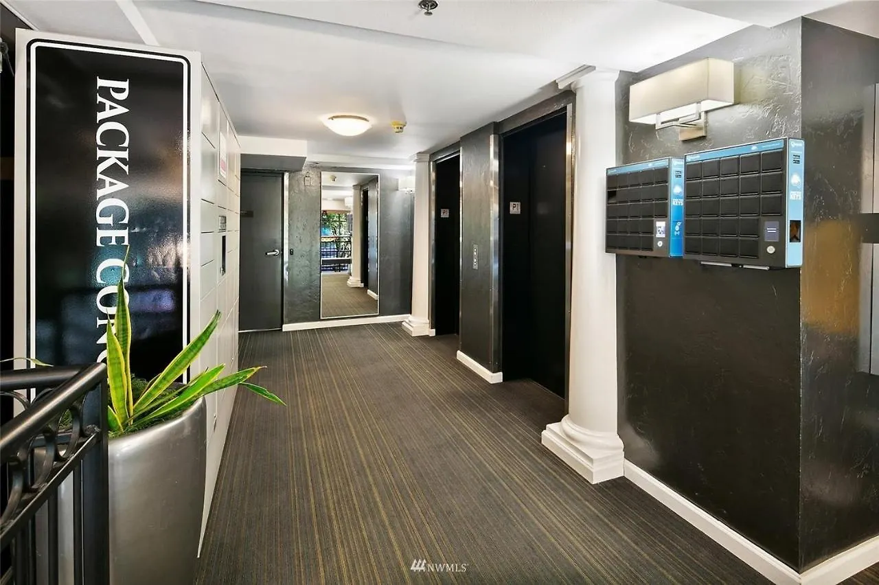 Lovely 1 Bedroom Condo In The Heart Of Seattle!